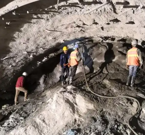 丹巴拱顶带模注浆料的施工流程及注意事项